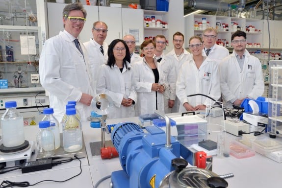 Gruppenfoto im Chemielabor: Begleitet von den städtischen Beigeordneten Susanne Schwier und Prof. Dr. Manfred Sicking besuchte Oberbürgermeister Marcel Philipp die Wissenschaftler im DWI – Leibniz-Institut für Interaktive Materialien.
