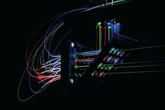 16 Laserstrahlen analysieren Blutproben: der AnaLighter im Einsatz (Foto: Fraunhofer ILT, Aachen_Volker Lannert)