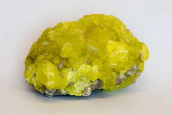 Gediegener Schwefel (Foto: Ramon Reifenroether_RWTH Aachen)