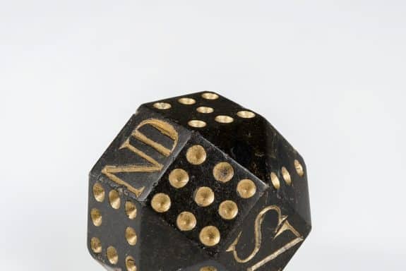 Würfel, 26flächiger Polyeder, 19. Jh., schwarzer Zöblitzer Serpentin, 
Dm 3,7 cm (Foto: Anne Gold)