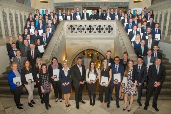 FH verleiht Ehrenplaketten für herausragende Studienleistungen. (FH Aachen_Heike Lachmann)