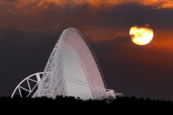 Sonnenuntergang über dem Teleskop (Foto: Norbert Tacken_MPIfR)