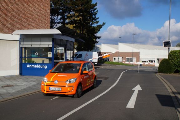 Los geht’s am Betriebshof der STAWAG – die Dienstfahrt mit Kundenbesuchen führt kreuz und quer durch die Stadt. (Foto: Ralf Schröder)