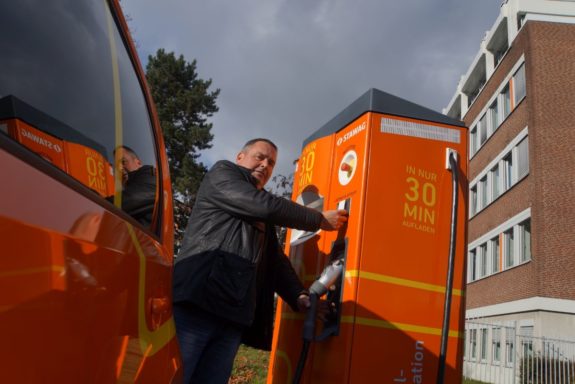 Demonstration: Die Handhabung der Ladetechnik ist äußerst unkompliziert, aus den STAWAG-Säulen kommt nur Ökostrom. (Foto: Ralf Schröder)