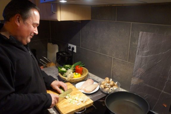 Am Abend selbst was Leckeres für die Familie machen! „Dabei“, lacht Georg Radermacher, „kann ich so gut abschalten, dass ich an die Arbeit gar nicht mehr denke. Und auch nicht an das Elektroauto.“ (Foto: Ralf Schröder)