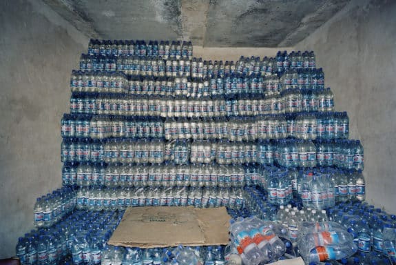 Armin Linke, Water shop, Nukus (Aral Lake) Uzbekistan, 2001 © Armin Linke, Foto: Courtesy der Künstler