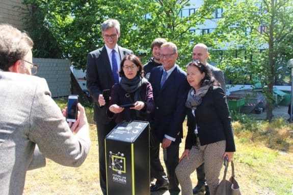 Stellten den Guide zusammen vor (v.l.n.r.): Oberbürgermeister Marcel Philipp, Dr. Jutta Bacher (Marketingleiterin Stadt Aachen), Philipp Wacker (RWTH-Informatiker), Dr. Christian Becker (Vorstand Stawag), Andreas Schneider (Geschäftsführer Net Aachen GmbH) und Prof. Dr. rer. nat. Doris Klee (Prorektorin für Personal und wisschnschaftlichen Nachwuchs an der RWTH Aachen). © Stadt Aachen/Daniela Gerstacker