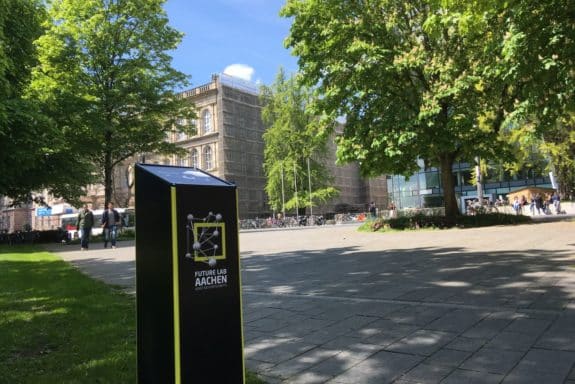 Info-Stele an der Ecke Eilfschornsteinstraße/Templergraben. Handy draufhalten - und los geht's! (Foto: Stadt Aachen)