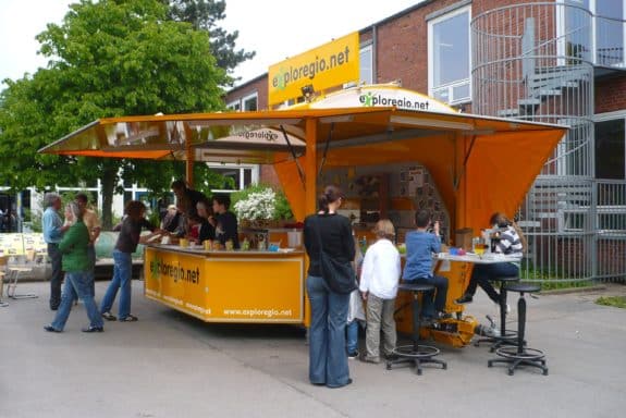 Das eXploregio.mobil fährt normalerweise Schulen an. Am 3. August steht es von 11 bis 17 Uhr auf dem Katschhof und lädt Kinder im Grundschulalter zum Experimentieren ein. (Foto: eXploregio.net)