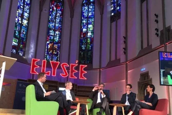 Talk auf der Bühne: Oberbürgermeister Marcel Philipp (Mitte) übernahm die feierliche Eröffnung und würdigte den digitalHUB als Leuchtturm und Anlaufpunkt für die Digitalisierung der gesamten Region und des Landes. © Stadt Aachen