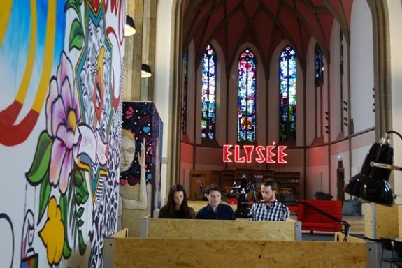 Impressionen aus dem digitalHUB Aachen – CoWorking im Kirchenschiff (Foto: ©digitalHUB Aachen)