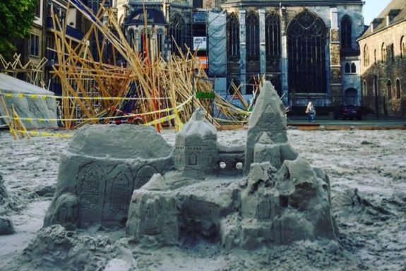 Während der Nacht wurde auch gebaut. Dann entstanden elaborierte Werke, wie zum Beispiel die kleine Dom-Kopie. Beschützt hat das nächltiche Treiben das grandiose Team unseres Sicherheitsdienstes. Herzlichen Dank! (Foto: Stadt Aachen_Nadine Jungblut)