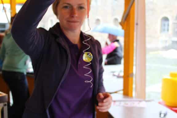 Und so funktioniert die Vorrichtung für die optische Täuschung: Wenn man die Spirale drejt, sieht es so aus, als würde der Flummi wandern. (Foto: Stadt Aachen)