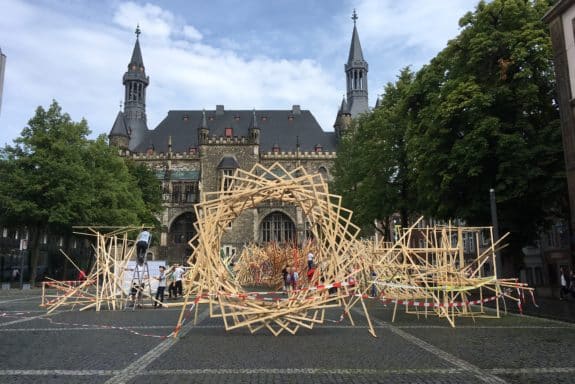 Die Future Lab-Raupe am Katschhof reißt ihr Maul auf... (Foto: Stadt Aachen)