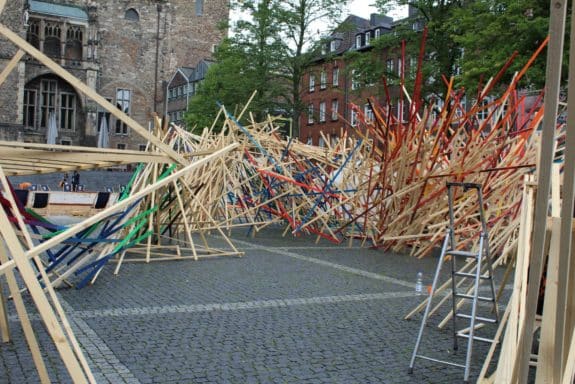 Mittlerweile ist die Installation schon ganz schön groß geworden. (Foto: Stadt Aachen)