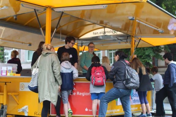 Kinder im Grundschulalter experimentierten am eXploregio.mobil, angeleitet von Pädagogen des Continium aus Kerkrade und der Infosphere der RWTH Aachen. (Foto: Stadt Aachen)