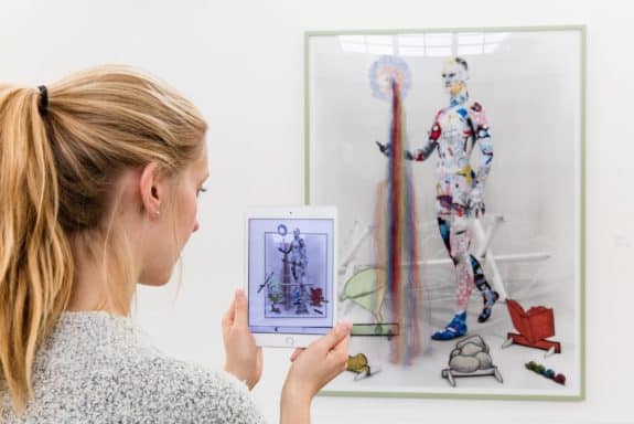 Das Bild von Tim Berresheim gerät auf dem Tablet in Bewegung. (Foto_Carl Brunn)