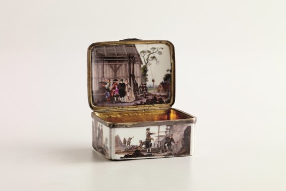 Tabaksdose mit bergmännischer Bemalung, Meissen, um 1750, (Foto_Christoph Fein)