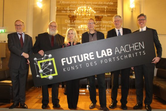 Sie freuen sich auf die zweite Ausgabe der Future-Lab-Gala am 17. April im Theater Aachen, von links: Herbert Görtz, Direktor der Hochschule für Musik, FH-Rektor Marcus Baumann, KatHo-Dekanin Ute Antonia Lammel, Generalintendant Michael Schmitz-Aufterbeck, RWTH-Rektor Ernst Schmachtenberg und Oberbürgermeister Marcel Philipp. Foto Stadt Aachen/David Rüben