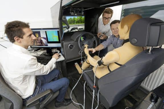 Der RWTH-Lehrstuhl E3D erforscht, wie Elektroautos künftig energie-effizienter beheizt und gekühlt werden können: Professor van Treeck, Daniel Wölki und Henning Metzmacher (v.r.) bewerten Bilder des Fahrsimulators. 
(Foto_RWTH_Peter Winandy)