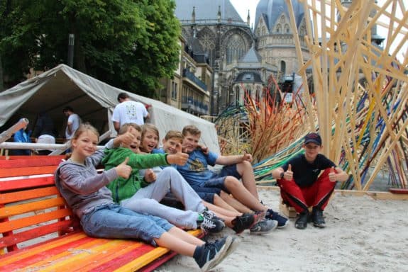 Kinder mit Sand und Skulptur