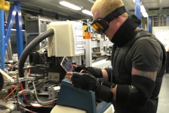 Proband bei der Anwendung der Tablet-App mit Alterssimulationsanzug (Foto_Institut für Textiltechnik RWTH Aachen University)