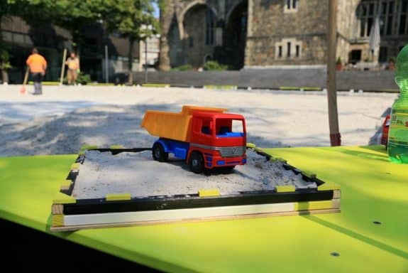 Kleiner Laster, kleiner Sandkasten. Eine Kollegin aus dem Stadtbetrieb hatte ein Modell des Sandkasten gebaut. (Foto_Thomas Langens)
