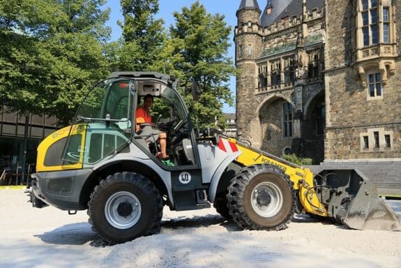 Große Raupe, großer Sandkasten. (Foto_Thomas Langens)