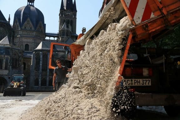 Große Raupe, großer Sandkasten. (Foto_Thomas Langens)