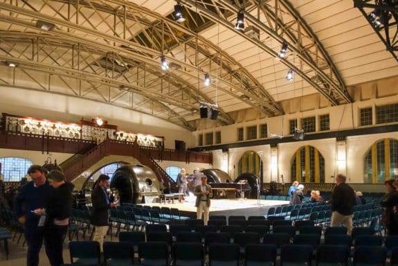 Einladend: das Jugendstilkraftwerk an einem Kammermusikabend (Foto_Ralf Schröder)