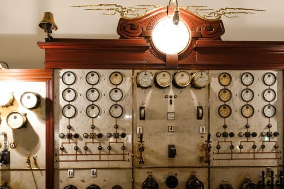 Prächtig: die historische Schalttafel der Leitwarte befindet sich auf einer Empore über der Maschinenhalle.  (Foto_Ralf Schröder)