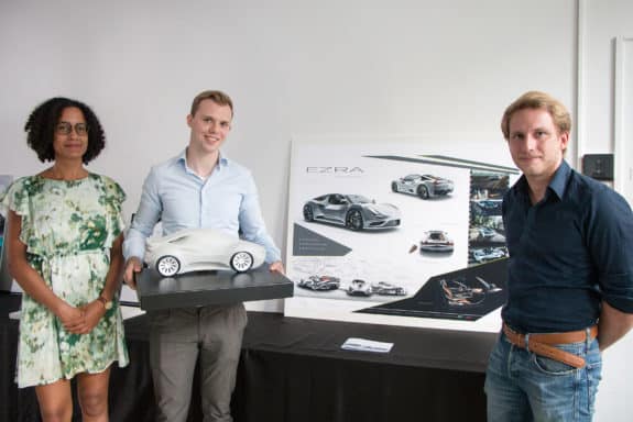 FH-Studi Jan-Frederik Niehaus (Mitte) und sein Auto-Modell, mit dem er den Automotive Design Award der FH Aachen gewonnen hat. Carolyn Schultheis und Jan Hamacher belegten die Plätze zwei und drei. (Foto_FH Aachen_Pia Sonntag)
