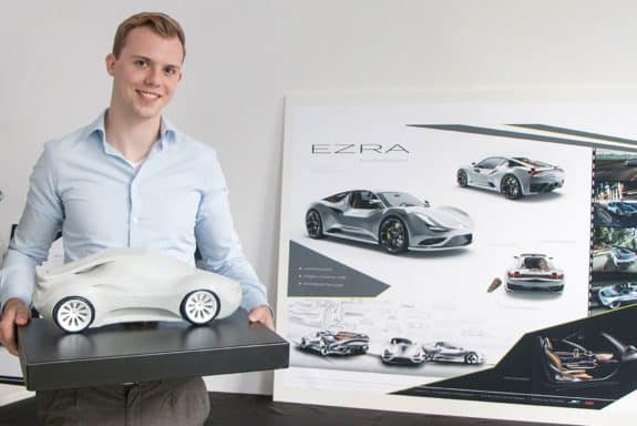 FH-Studi Jan-Frederik Niehaus (Mitte) und sein Auto-Modell, mit dem er den Automotive Design Award der FH Aachen gewonnen hat. (Foto_FH Aachen_Pia Sonntag