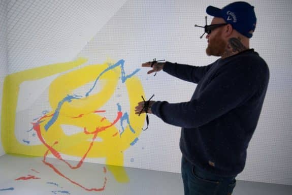 Tim Berresheim in der aixCAVE (Foto: RWTH_Virtual Relaity Group)