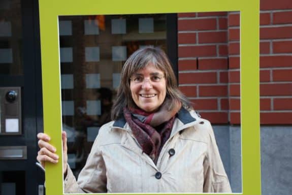 Elke, 57, kommt aus Aachen und arbeitet hier im Sekretariat der RWTH. 
"Dem autonomen öffentlichen Nahverkehr stehe ich angstfrei gegenüber. Im Gegenteil: Ich verspreche mir davon mehr Sicherheit auf den Straßen."
(Foto: Stadt Aachen)