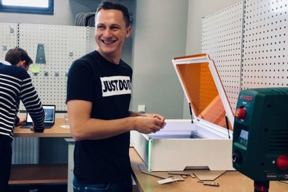 Thomas Hellebrandt vom Team "Escape Room" am Werkzeugmaschinenlabor der RWTH (Foto: WZL)
Thomas Hellebrandt from the "Escape Room" team at the RWTH Aachen University's Laboratory for Machine Tools and Production Engineering (WZL)