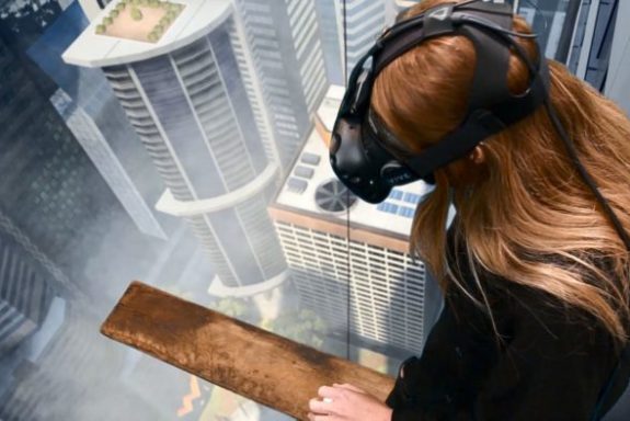 ToastVR (Richard Eastes, Toni Eastes, Daniel Todorov)Richie’s Plank Experience, 2017Virtual Reality, Unity3D, HTC Vive, Sensor, Kabelmanagement, HolzplankeBesitz der Künstler© ToastVR