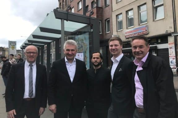 Prof. Dr. Pinkwart und Vertreter der Stadt Aachen, SO NAH und RBL besichtigen die intelligenteste Bushaltestelle Aachen_Stadt Aachen Elena Reinders