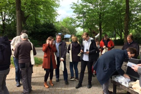 Das Urban Factory Lab startet an der Kirche St. Barbara, wo alle Teilnehmenden mit Technik ausgestattet werden. Foto: Stadt Aachen_Elena Reinders