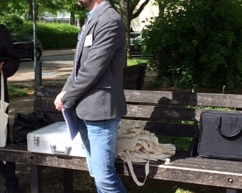 Jérôme Uelpenich vom WZL der RWTH Aachen führt durch Rothe Erde und beantwortet alle Fragen der Interessierten. Foto: Stadt Aachen_Elena Reinders