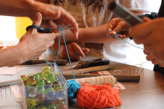 Experimentieren am eXploregiomobil_Foto_Stadt Aachen_Nadine Jungblut