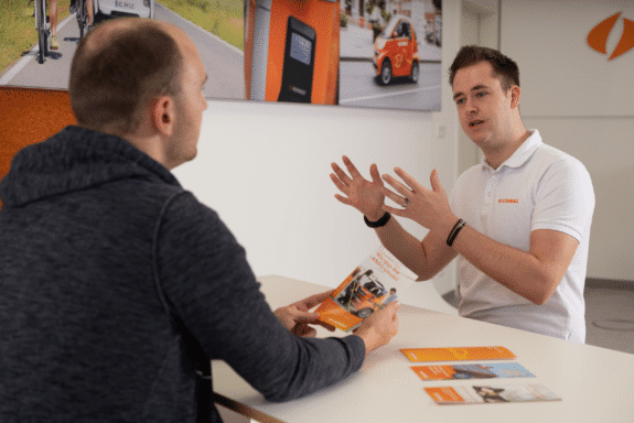 Liefert den Gästen des E-Store alle gewünschten Informationen: Christian Rademacher (r.) / Supplying visitors to the E-Store with all the information they desire: Christian Rademacher (r.)