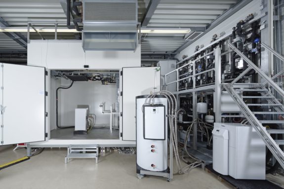 Klimakammer und Hydraulikwand: Im Urban Energy Lab entsteht eine neue, flexible Forschungsinfrastruktur. (Foto: Peter Winandy)