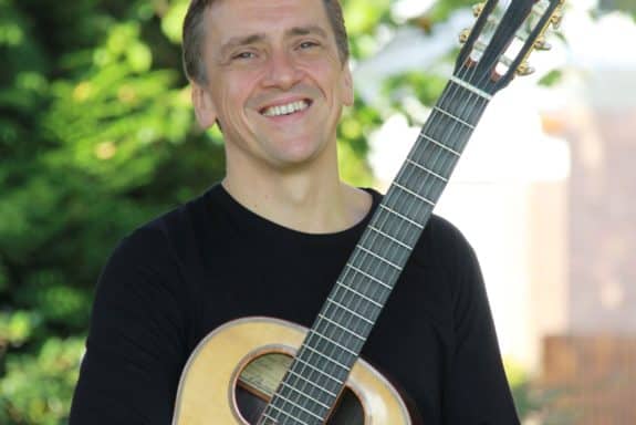 Mann mit Gitarre