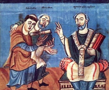 Der junge Rabanus Maurus (links), unterstützt von seinem Lehrer Alkuin (Mitte), überreicht dem Heiligen Martin, Erzbischof von Tours, (rechts) sein Werk De laudibus sanctae crucis. Darstellung in einem Manuskript aus Fulda um 830/40 (Wien, ÖNB cod. 652, fol. 2v)