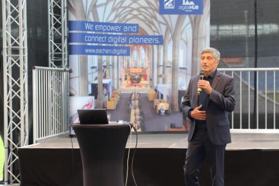 Rangar mit Mikro auf einer Bühne