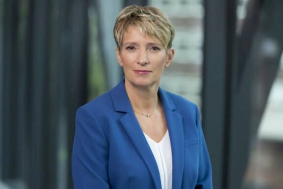 Schoenfeld_F103_Frau_Maas_Brunner_Portraits_Header