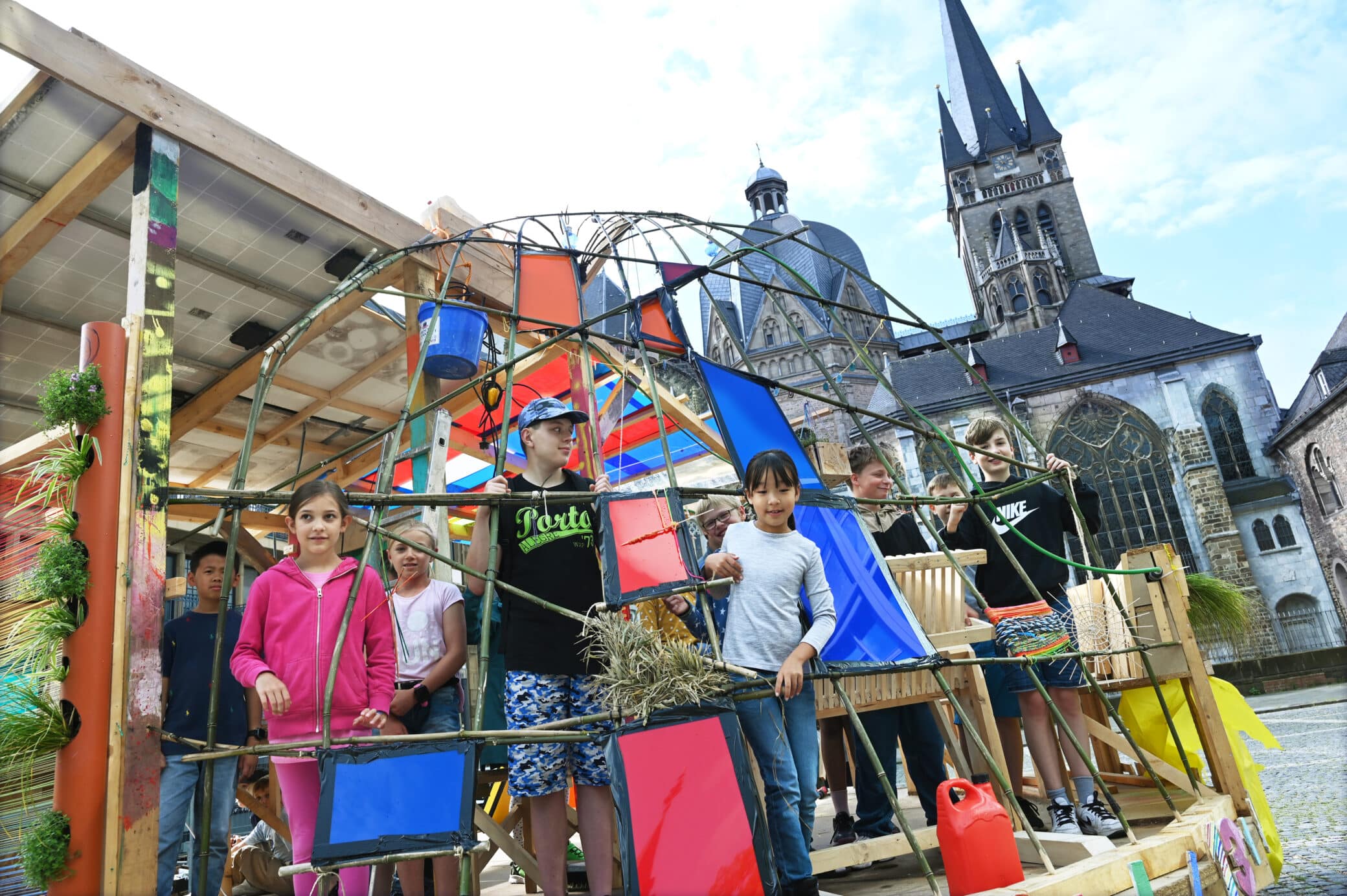 Kinder zeigen ihr buntes Tiny House. Stadt Aachen Harald Krömer