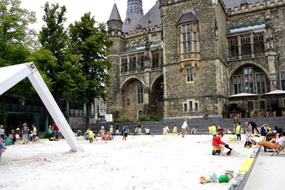 Kinder im Sandkasten AK